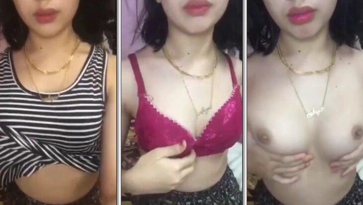 Cykaaa Hijab Telanjang di Ruang Tamu