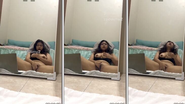 Vinaa Colmek Didepan Cermin